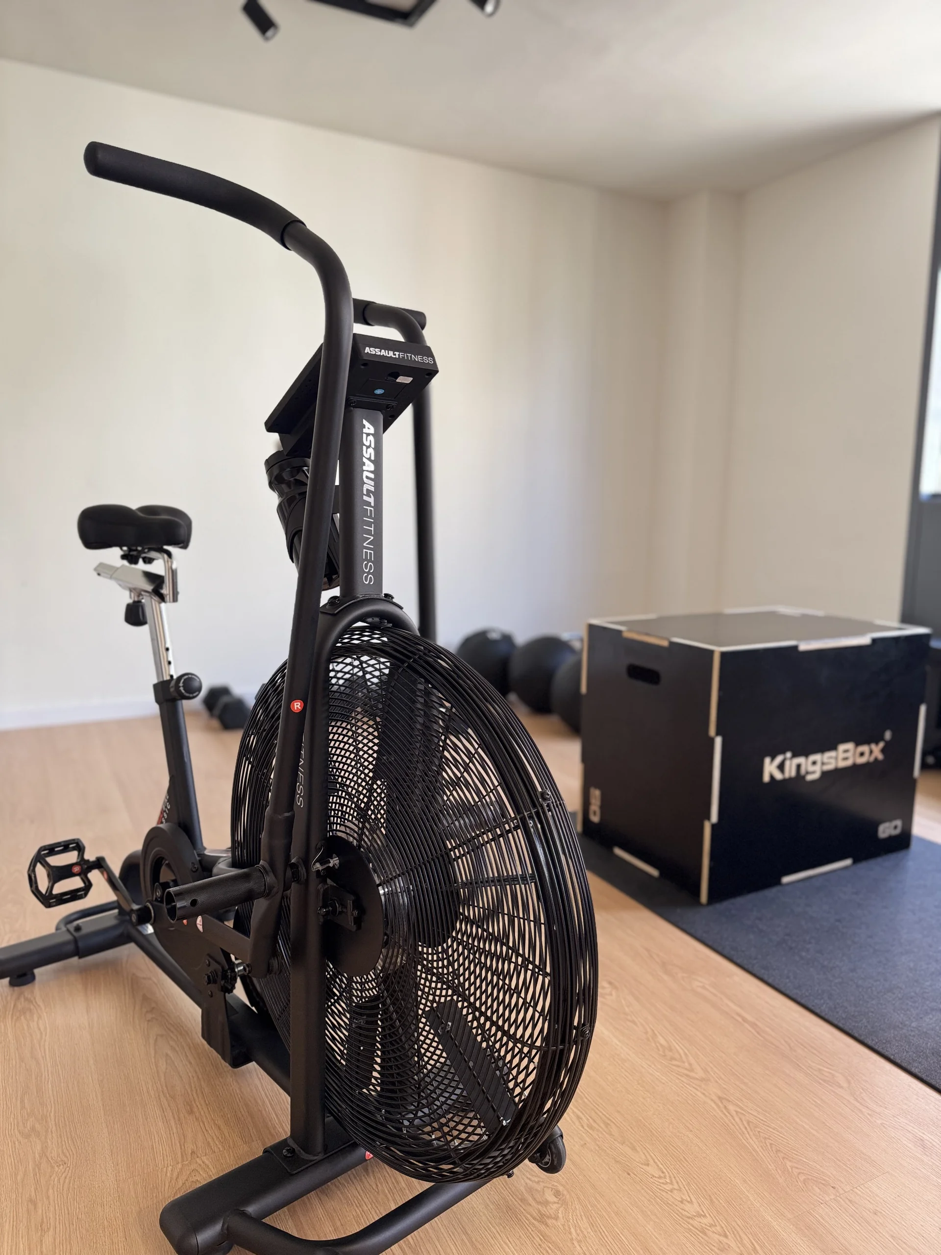 Bicicleta de aire y cajón de entrenamiento en la sala de The Loft